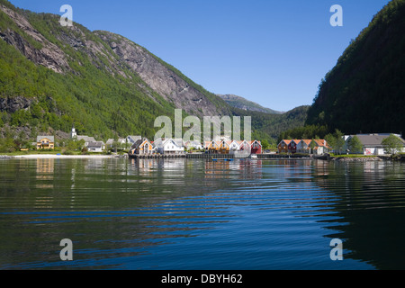 Mo Modalen Norwegen Europas Blick auf attraktive Dorf am Ende des Mofjorden Stockfoto