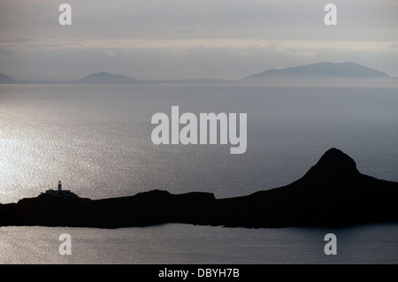 Die westlichen Inseln über den Wassern der Minch mit Neiss, Duirinish auf der Isle Of Skye im Vordergrund. Schottland, Großbritannien. Stockfoto