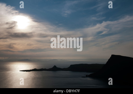 Die westlichen Inseln über den Wassern der Minch mit Neiss, Duirinish auf der Isle Of Skye im Vordergrund. Schottland, Großbritannien. Stockfoto