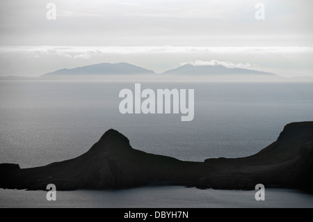 Die westlichen Inseln über den Wassern der Minch mit Neiss, Duirinish auf der Isle Of Skye im Vordergrund. Schottland, Großbritannien. Stockfoto