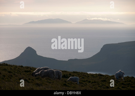 Die westlichen Inseln über den Wassern der Minch mit Neiss, Duirinish auf der Isle Of Skye im Vordergrund. Schottland, Großbritannien. Stockfoto