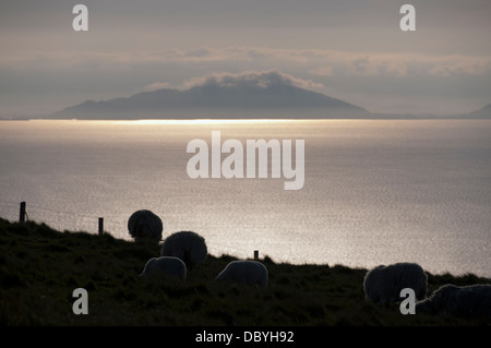 Die Westlichen Inseln über den Gewässern des Minch von Duirinish auf der Isle of Skye im Vordergrund. Schottland, Großbritannien. Stockfoto