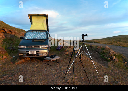 Kleines Wohnmobil und fotografischen Stative.  Wild campen in der Nähe von Duirinish Küste, Isle Of Skye, Schottland, Großbritannien Stockfoto