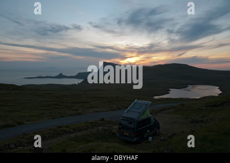 Sonnenuntergang über Waterstein Head und Neiss Point, Duirinish Küste, Isle Of Skye, Schottland. Kleines Wohnmobil im Vordergrund. Stockfoto