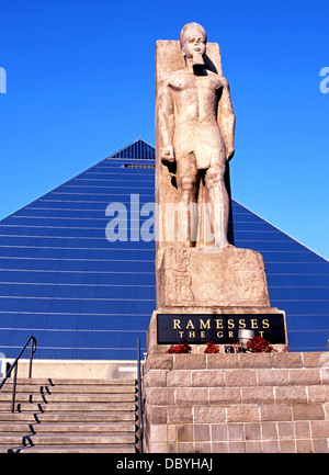 Die Pyramide-Arena mit Statue von Ramses dem großen im Vordergrund, Memphis, Tennessee, USA. Stockfoto