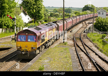 Klasse 66 Diesel Lokomotive 66012 mit Zug der geladenen Kohlewagen, nähert sich Barnetby Bahnhof, North Lincolnshire. Stockfoto