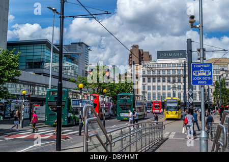 Annäherung an Bahnhof Manchester Metrolink-Straßenbahn Stockfoto