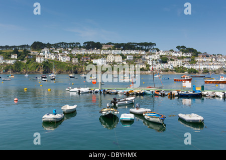 Boote am Fluss Fowey mit Fowey Fischerdorf Cornwall England im Hintergrund von Polruan mit blauen Meer an einem schönen Tag Stockfoto
