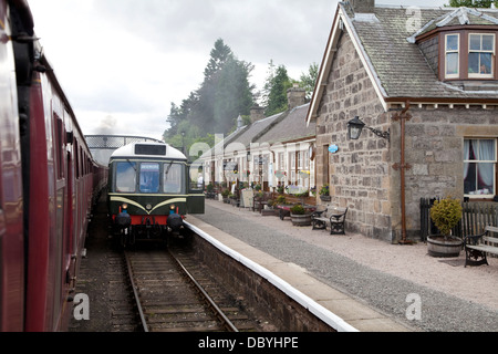Eine restaurierte Diesel Triebzug auf der Strathspey Steam Linie bei Boat of Garten Station, Schottland. Stockfoto