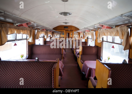 Innenraum von einem restaurierten Eisenbahnwagen auf der Strathspey Steam Linie, Schottland Stockfoto