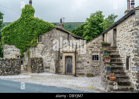 Kleine Hütten, Stufen hinauf zum Eingang, Blumentöpfe auf Stufen Stockfoto