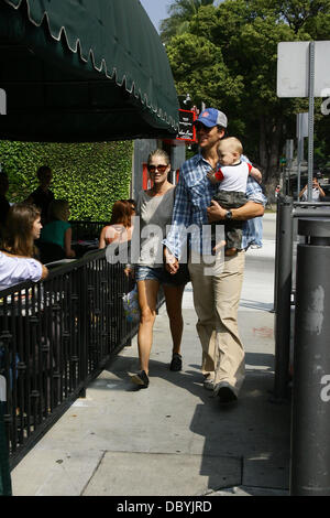 Ali Larter mit Ehemann Hayes MacArthur und ihren Sohn Theodore verlassen Hugos Restaurant in West Hollywood Los Angeles, Kalifornien - 15.09.11 Stockfoto