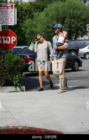 Ali Larter mit Ehemann Hayes MacArthur und ihren Sohn Theodore verlassen Hugos Restaurant in West Hollywood Los Angeles, Kalifornien - 15.09.11 Stockfoto