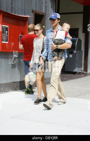 Ali Larter mit Ehemann Hayes MacArthur und ihren Sohn Theodore verlassen Hugos Restaurant in West Hollywood Los Angeles, Kalifornien - 15.09.11 Stockfoto