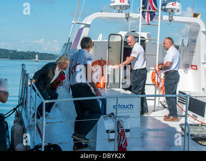 Sir Richard Branson ist mit seinem alten Virgin Atlantic II Blätter Plymouth und macht in Fowey Hafen Cornwall vereint. Stockfoto