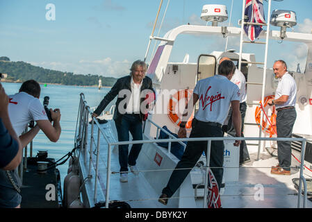 Sir Richard Branson ist mit seinem alten Virgin Atlantic II Blätter Plymouth und macht in Fowey Hafen Cornwall vereint. Stockfoto