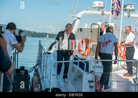 Sir Richard Branson ist mit seinem alten Virgin Atlantic II Blätter Plymouth und macht in Fowey Hafen Cornwall vereint. Stockfoto