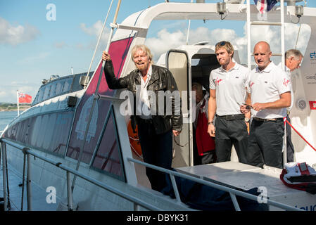 Sir Richard Branson ist mit seinem alten Virgin Atlantic II Blätter Plymouth und macht in Fowey Hafen Cornwall vereint. Stockfoto