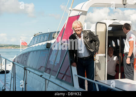 Sir Richard Branson ist mit seinem alten Virgin Atlantic II Blätter Plymouth und macht in Fowey Hafen Cornwall vereint. Stockfoto