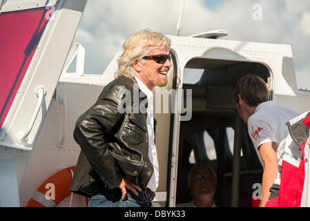 Sir Richard Branson ist mit seinem alten Virgin Atlantic II Blätter Plymouth und macht in Fowey Hafen Cornwall vereint. Stockfoto