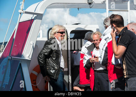 Sir Richard Branson ist mit seinem alten Virgin Atlantic II Blätter Plymouth und macht in Fowey Hafen Cornwall vereint. Stockfoto