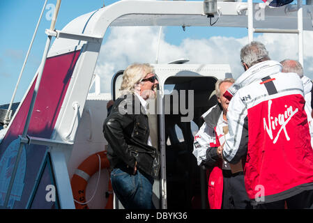 Sir Richard Branson ist mit seinem alten Virgin Atlantic II Blätter Plymouth und macht in Fowey Hafen Cornwall vereint. Stockfoto