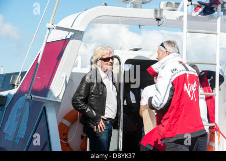 Sir Richard Branson ist mit seinem alten Virgin Atlantic II Blätter Plymouth und macht in Fowey Hafen Cornwall vereint. Stockfoto