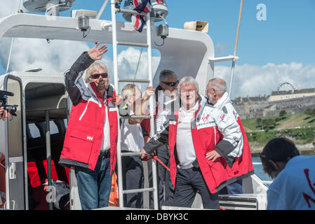 Sir Richard Branson ist mit seinem alten Virgin Atlantic II Blätter Plymouth und macht in Fowey Hafen Cornwall vereint. Stockfoto