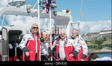 Sir Richard Branson ist mit seinem alten Virgin Atlantic II Blätter Plymouth und macht in Fowey Hafen Cornwall vereint. Stockfoto