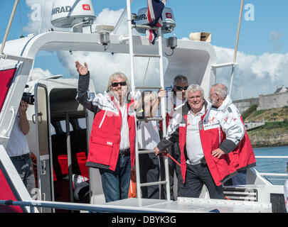 Sir Richard Branson ist mit seinem alten Virgin Atlantic II Blätter Plymouth und macht in Fowey Hafen Cornwall vereint. Stockfoto