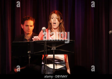 Paul Anthony Stewart, Kate Wetherhead singen auf der Bühne Productions "Side By Side von Sondheim" präsentieren, statt ein Konzert mit Songs von Stephen Sondheim vor 1979, geschrieben im Laurie Beechman Theatre.  New York City, USA - 15.09.11 Stockfoto