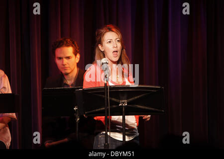 Paul Anthony Stewart, Kate Wetherhead singen auf der Bühne Productions "Side By Side von Sondheim" präsentieren, statt ein Konzert mit Songs von Stephen Sondheim vor 1979, geschrieben im Laurie Beechman Theatre.  New York City, USA - 15.09.11 Stockfoto