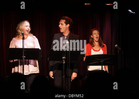 Sally Wilfert, Paul Anthony Stewart, Kate Wetherhead singen auf der Bühne Produktionen "Side By Side von Sondheim" präsentieren, statt ein Konzert mit Songs von Stephen Sondheim vor 1979, geschrieben im Laurie Beechman Theatre.  New York City, USA - 15.09.11 Stockfoto