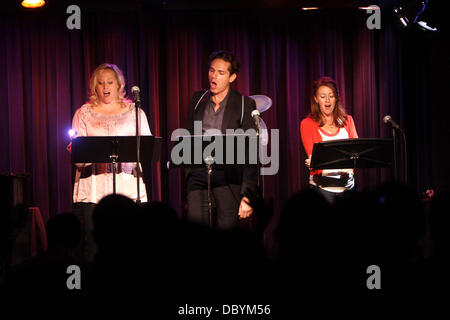 Sally Wilfert, Paul Anthony Stewart, Kate Wetherhead singen auf der Bühne Produktionen "Side By Side von Sondheim" präsentieren, statt ein Konzert mit Songs von Stephen Sondheim vor 1979, geschrieben im Laurie Beechman Theatre.  New York City, USA - 15.09.11 Stockfoto