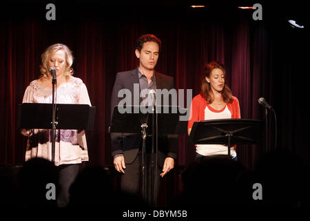 Sally Wilfert, Paul Anthony Stewart, Kate Wetherhead singen auf der Bühne Produktionen "Side By Side von Sondheim" präsentieren, statt ein Konzert mit Songs von Stephen Sondheim vor 1979, geschrieben im Laurie Beechman Theatre.  New York City, USA - 15.09.11 Stockfoto