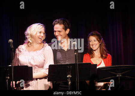 Sally Wilfert, Paul Anthony Stewart, Kate Wetherhead singen auf der Bühne Produktionen "Side By Side von Sondheim" präsentieren, statt ein Konzert mit Songs von Stephen Sondheim vor 1979, geschrieben im Laurie Beechman Theatre.  New York City, USA - 15.09.11 Stockfoto