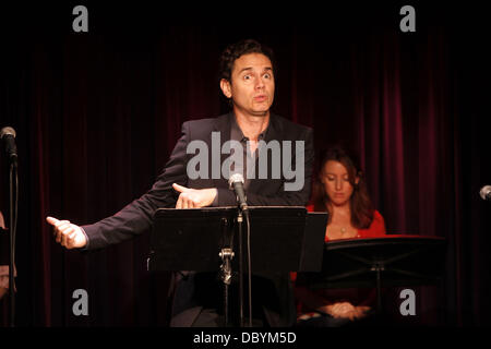 Paul Anthony Stewart singen auf der Bühne Produktionen "Side By Side von Sondheim" präsentieren, statt ein Konzert mit Songs von Stephen Sondheim vor 1979, geschrieben im Laurie Beechman Theatre.  New York City, USA - 15.09.11 Stockfoto