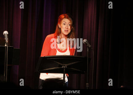 Kate Wetherhead singen auf der Bühne Produktionen "Side By Side von Sondheim" präsentieren, statt ein Konzert mit Songs von Stephen Sondheim vor 1979, geschrieben im Laurie Beechman Theatre.  New York City, USA - 15.09.11 Stockfoto