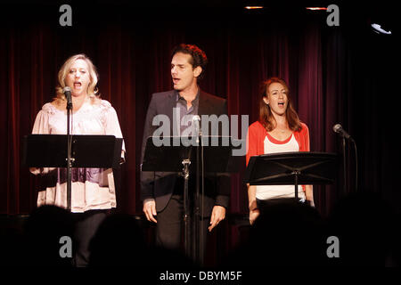 Sally Wilfert, Paul Anthony Stewart, Kate Wetherhead singen auf der Bühne Produktionen "Side By Side von Sondheim" präsentieren, statt ein Konzert mit Songs von Stephen Sondheim vor 1979, geschrieben im Laurie Beechman Theatre.  New York City, USA - 15.09.11 Stockfoto