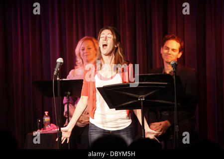 Kate Wetherhead singen auf der Bühne Produktionen "Side By Side von Sondheim" präsentieren, statt ein Konzert mit Songs von Stephen Sondheim vor 1979, geschrieben im Laurie Beechman Theatre.  New York City, USA - 15.09.11 Stockfoto