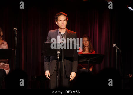 Paul Anthony Stewart singen auf der Bühne Produktionen "Side By Side von Sondheim" präsentieren, statt ein Konzert mit Songs von Stephen Sondheim vor 1979, geschrieben im Laurie Beechman Theatre.  New York City, USA - 15.09.11 Stockfoto