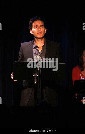 Paul Anthony Stewart singen auf der Bühne Produktionen "Side By Side von Sondheim" präsentieren, statt ein Konzert mit Songs von Stephen Sondheim vor 1979, geschrieben im Laurie Beechman Theatre.  New York City, USA - 15.09.11 Stockfoto