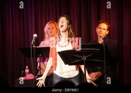 Kate Wetherhead singen auf der Bühne Produktionen "Side By Side von Sondheim" präsentieren, statt ein Konzert mit Songs von Stephen Sondheim vor 1979, geschrieben im Laurie Beechman Theatre.  New York City, USA - 15.09.11 Stockfoto