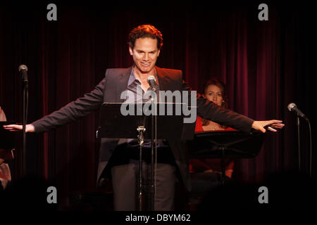 Paul Anthony Stewart singen auf der Bühne Produktionen "Side By Side von Sondheim" präsentieren, statt ein Konzert mit Songs von Stephen Sondheim vor 1979, geschrieben im Laurie Beechman Theatre.  New York City, USA - 15.09.11 Stockfoto