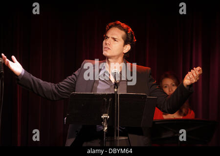 Paul Anthony Stewart singen auf der Bühne Produktionen "Side By Side von Sondheim" präsentieren, statt ein Konzert mit Songs von Stephen Sondheim vor 1979, geschrieben im Laurie Beechman Theatre.  New York City, USA - 15.09.11 Stockfoto