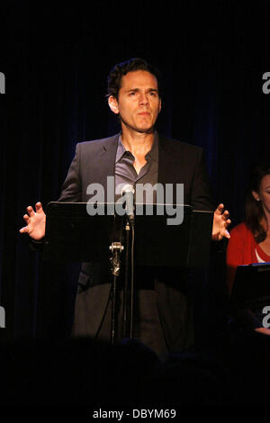 Paul Anthony Stewart singen auf der Bühne Produktionen "Side By Side von Sondheim" präsentieren, statt ein Konzert mit Songs von Stephen Sondheim vor 1979, geschrieben im Laurie Beechman Theatre.  New York City, USA - 15.09.11 Stockfoto