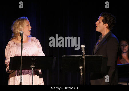 Sally Wilfert, Paul Anthony Stewart singen auf der Bühne Productions "Side By Side von Sondheim" präsentieren, statt ein Konzert mit Songs von Stephen Sondheim vor 1979, geschrieben im Laurie Beechman Theatre.  New York City, USA - 15.09.11 Stockfoto