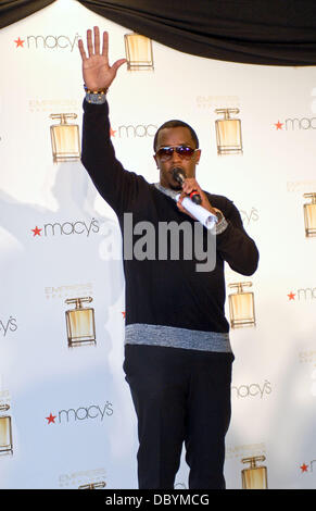 Diddy Alias Sean Combs kümmert sich den Start des neuen Parfüms "Kaiserin" bei Macy's in Lakewood Los Angeles, Kalifornien - 15.09.11 Stockfoto