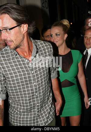 Britney Spears und Freund Jason Trawick verlassen eines Hotels in London-London, England - 16.09.11 Stockfoto