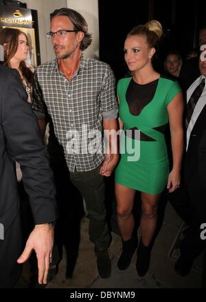 Britney Spears und Freund Jason Trawick verlassen eines Hotels in London-London, England - 16.09.11 Stockfoto